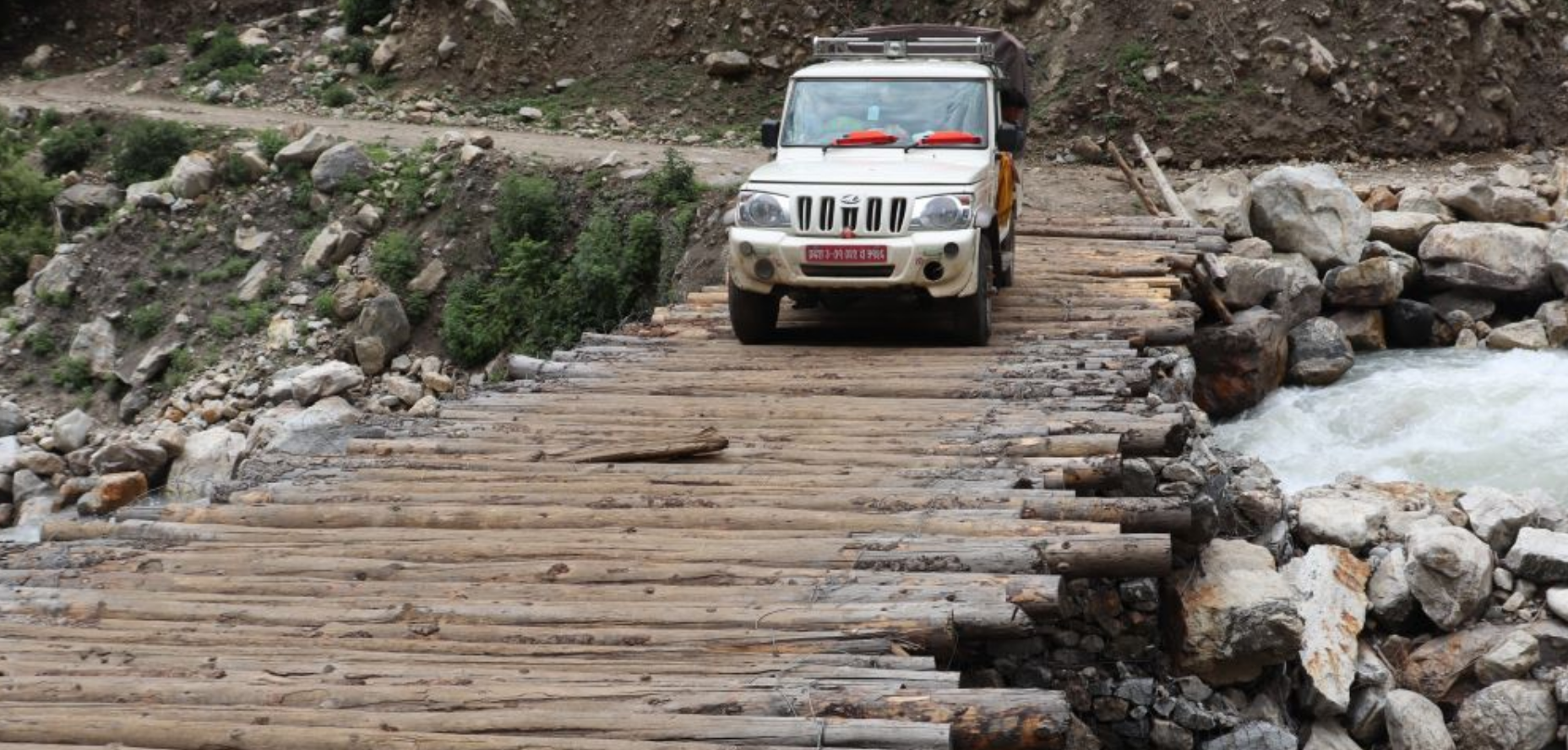 हुम्लामा जोखिमयुक्त काठे पुलमा गुड्छन् गाडी